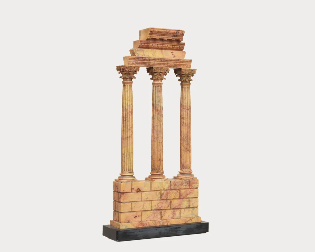 Tempietto architettonico con tre colonne