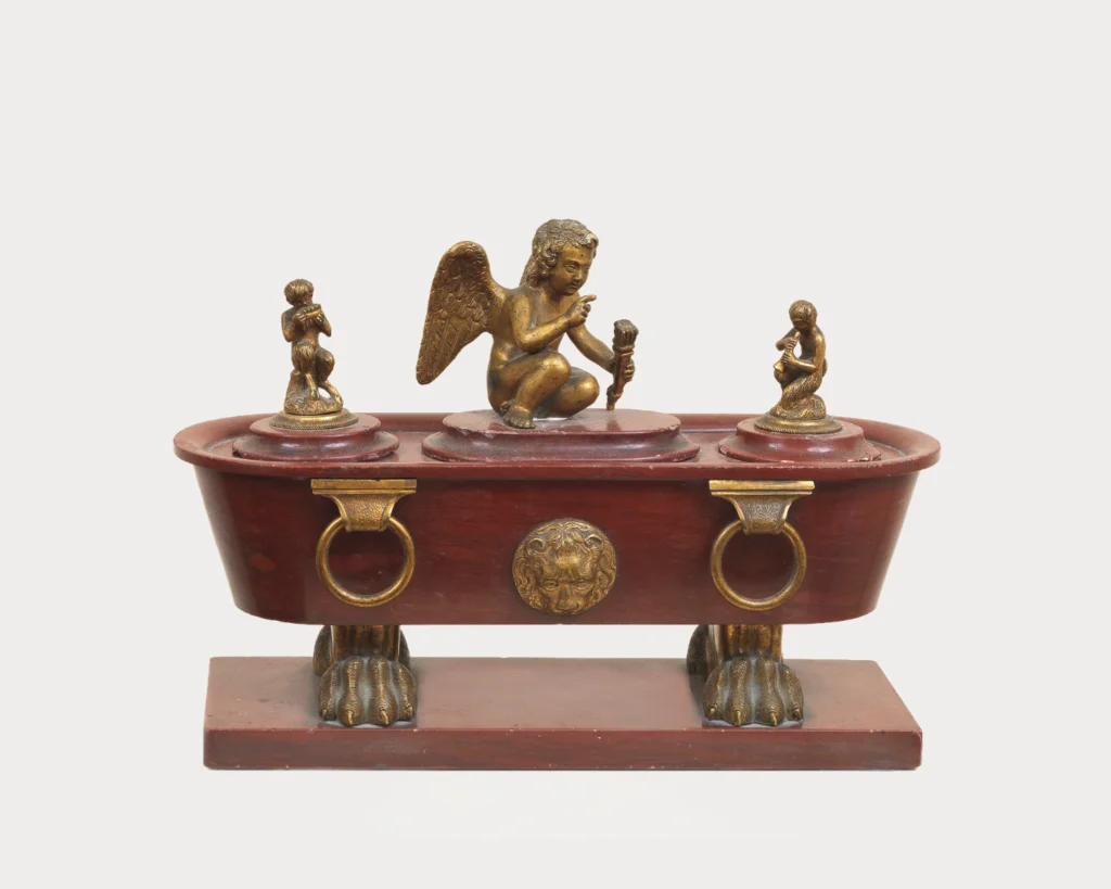 Marmo Rosso Antico con decorazioni in bronzo dorato