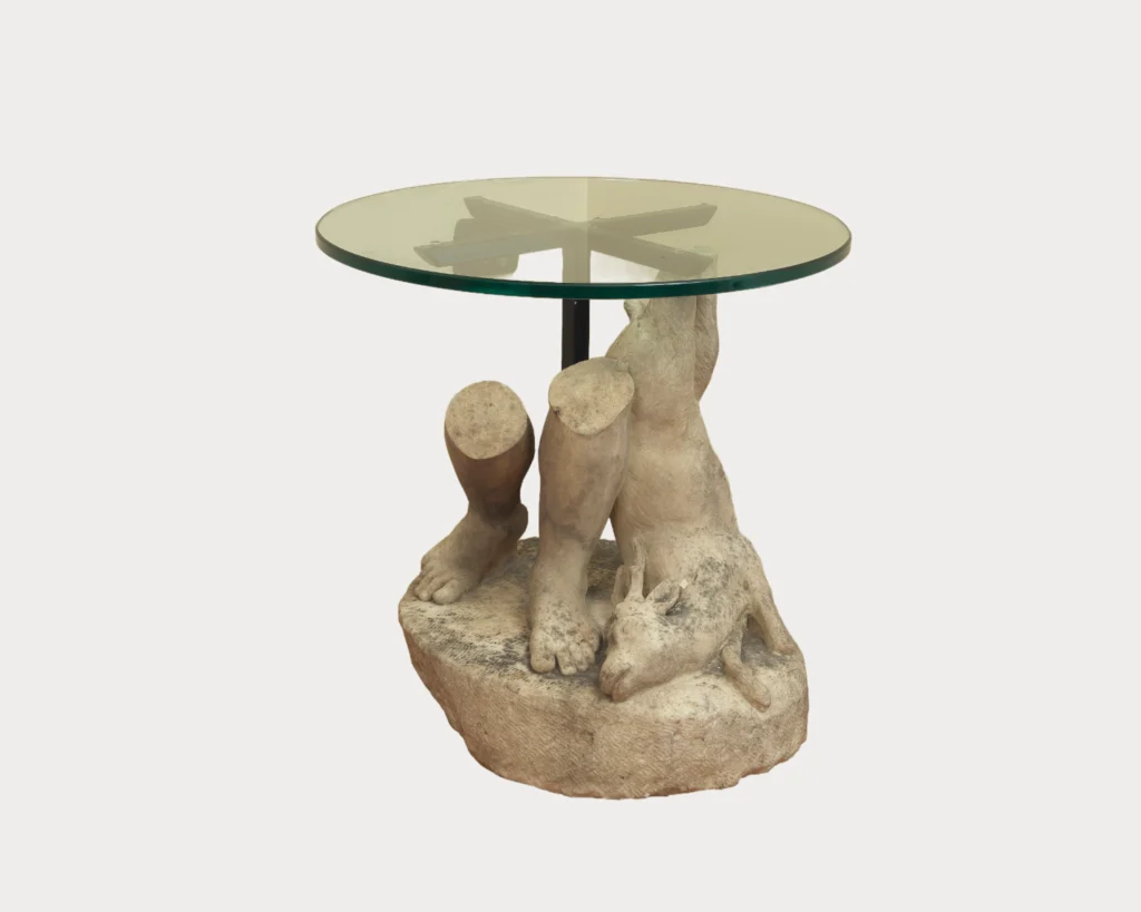 Frammento scultoreo in marmo con antilope e due frammenti di gambe