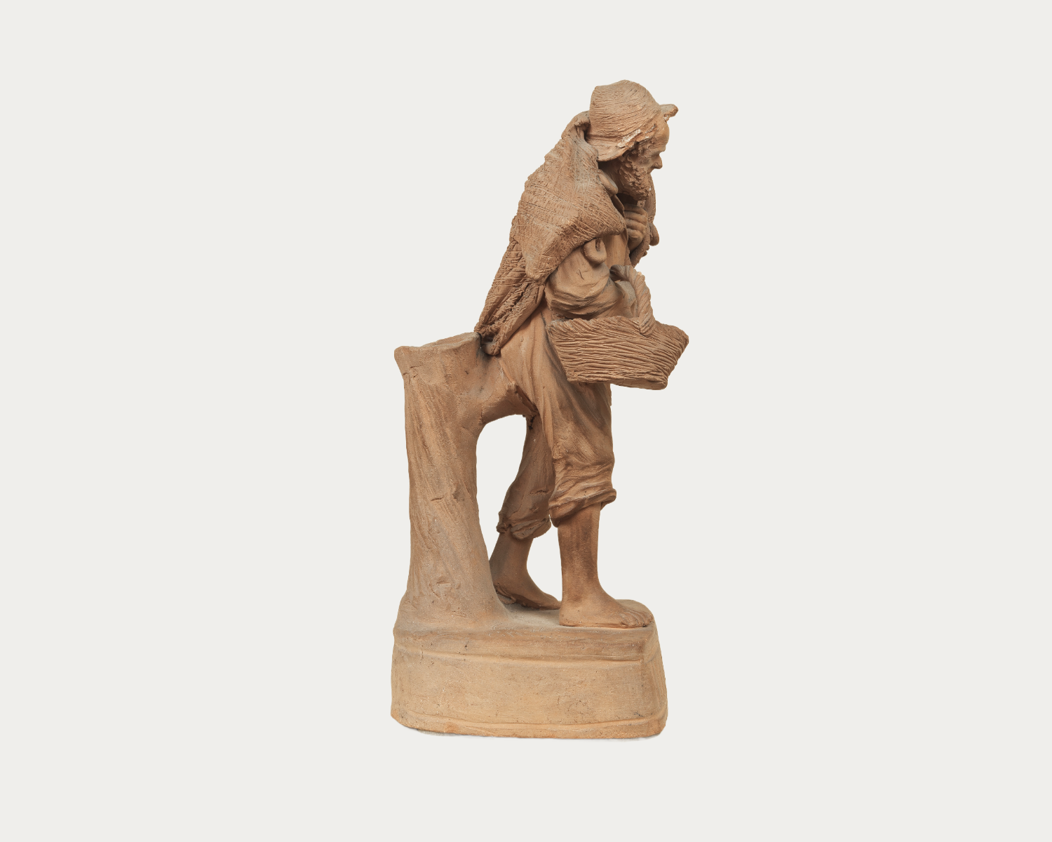 Scultura in terracotta raffigurante un pescatore